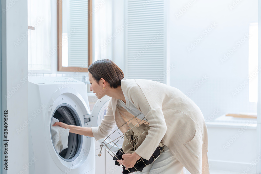 洗濯をする女性 洗濯をする女性