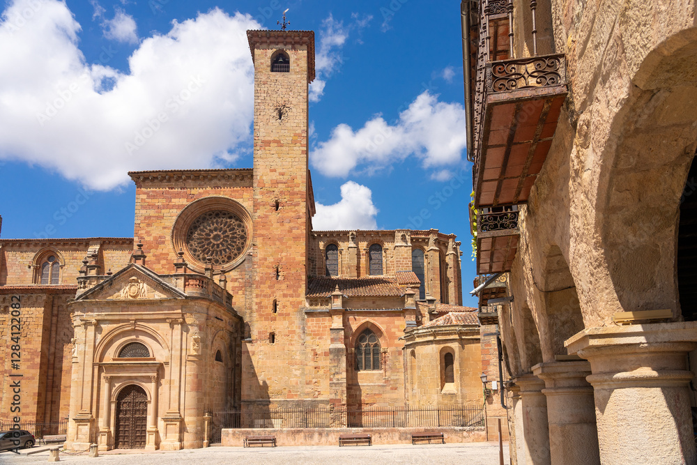 Φωτογραφία SIGUENZA, SPAIN - AUGUST 23, 2024: Cathedral of Santa Maria de Siguenza in the beautiful medieval village of Siguenza, Guadalajara, Spain