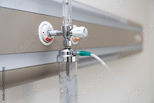 Εκτύπωση καμβά Hospital medical gas oxygen flowmeter, concentrator plugged in patient room