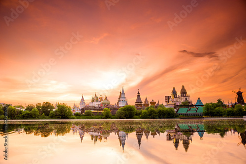 Obraz na płótnie Picturesque sunset sky over Izmailovo Kremlin. Russia w salonie