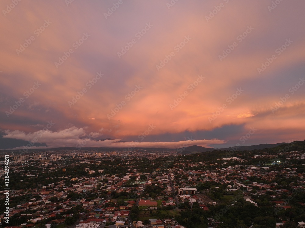 Obraz premium Escazu, Costa Rica sunset paints a vibrant skyline.