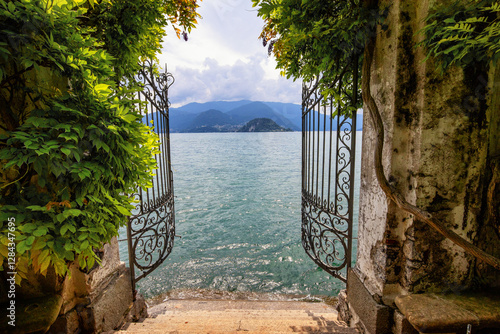 Fototapeta Naklejka Na Ścianę i Meble -  blick durch ein eisentor auf den comer see
