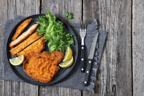 Canvastavla Pork Milanese with lettuce and lemon on a plate