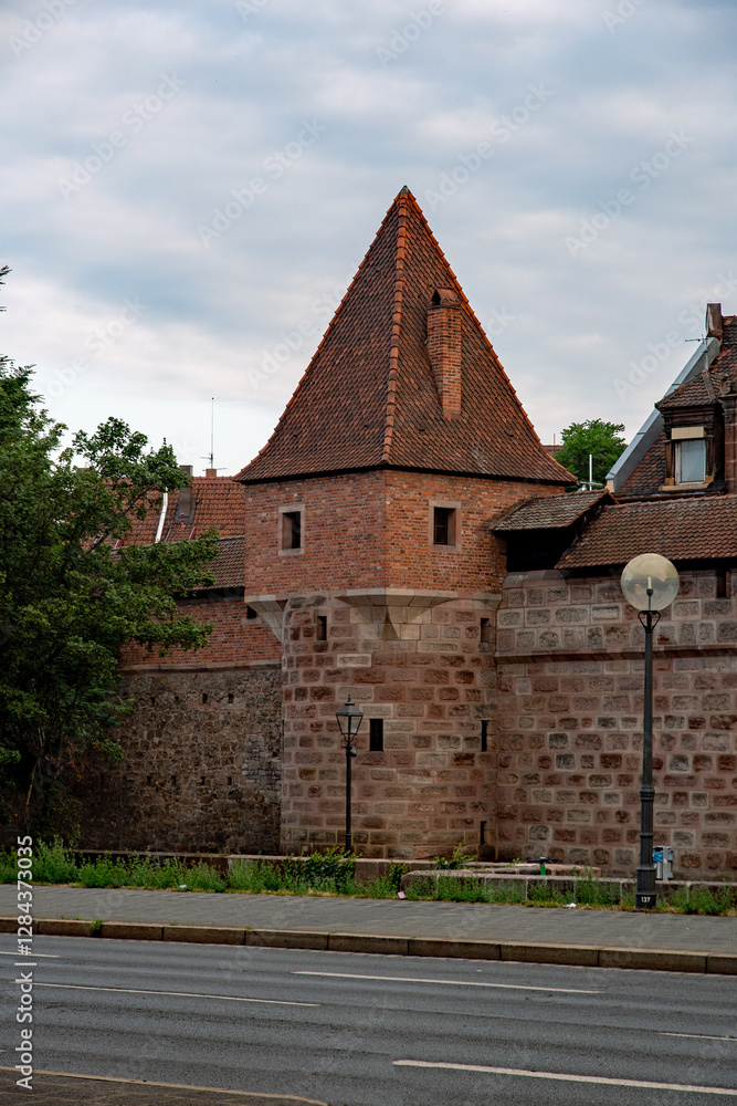 Blick auf die Stadtmauer mit Wachturm in Nürnberg in Oberfranken, Deutschland
