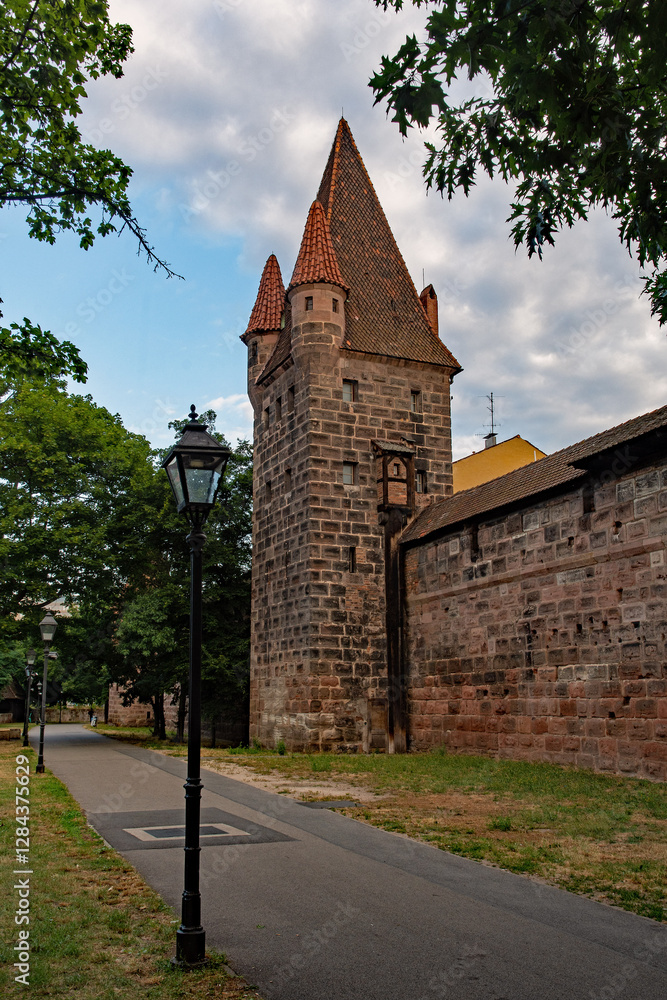 Alte Stadtmauer mit Wachturm in Nürnberg in Bayern in Deutschland