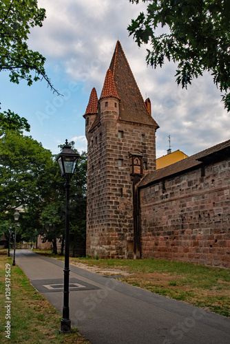 Obraz na płótnie Alte Stadtmauer mit Wachturm in Nürnberg in Bayern in Deutschland w salonie