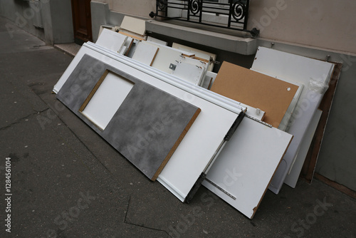 Dépôt dans la rue de meubles de cuisine démontés