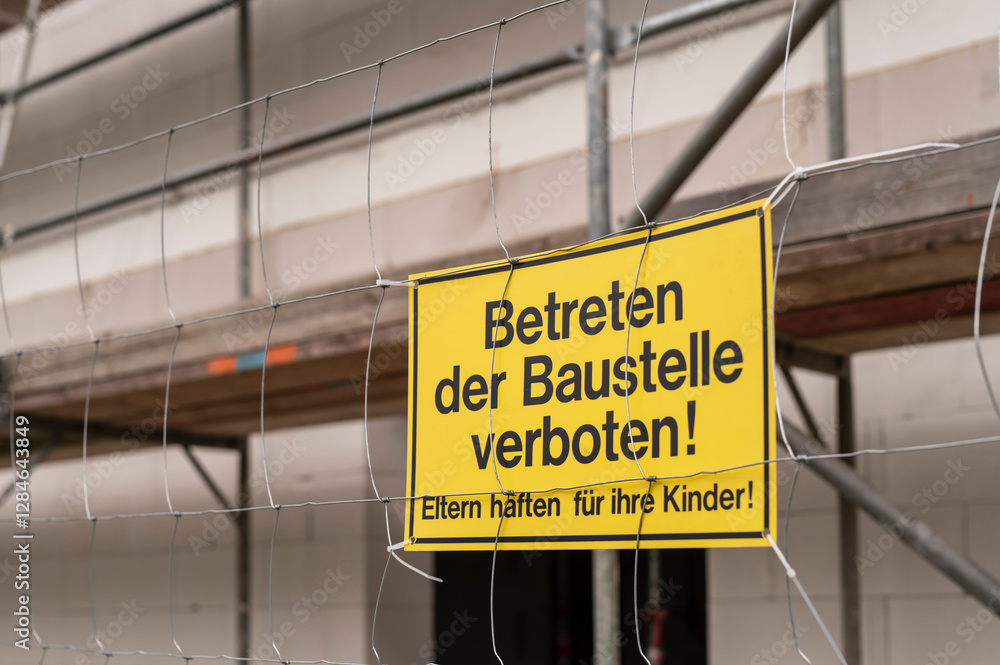 Warnschild an einem Bauzaun mit der Aufschrift , Betreten verboten ! Eltern haften für ihre Kinder