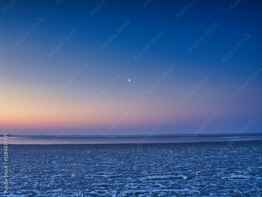 Gefrorener See bei Dämmerung mit Mond am Himmel
Stimmungsvolle Winterlandschaft mit gefrorenem See, sanften Farben der Dämmerung und einem Halbmond am Himmel. Ruhige, frostige Atmosphäre in der Natur. Gefrorener See bei Dämmerung mit Mond am Himmel
Stimmungsvolle Winterlandschaft mit gefrorenem See, sanften Farben der Dämmerung und einem Halbmond am Himmel. Ruhige, frostige Atmosphäre in der Natur.