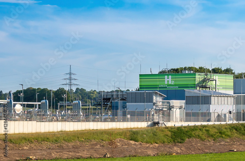 Obraz na płótnie Green Bio Hydrogen H2 Production Plant - H2 energy concept w salonie