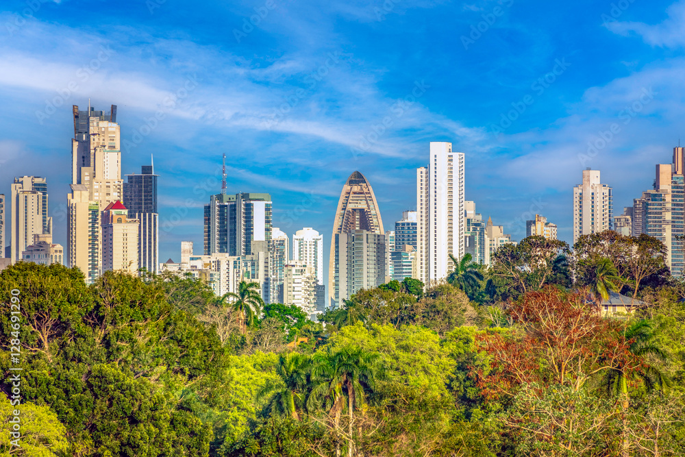 Φωτογραφία View of the skyline of Panama city behind the tropical rain forest along the sho