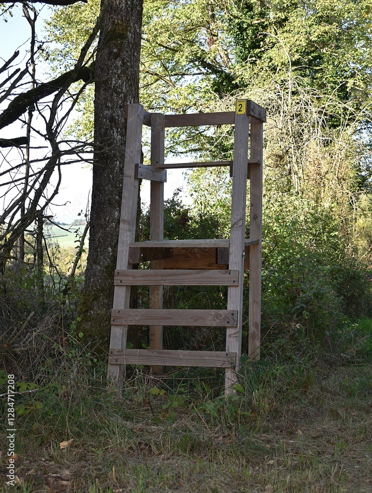 Mirador de chasse en bois dans la campagne. Mirador de chasse en bois dans la campagne.
