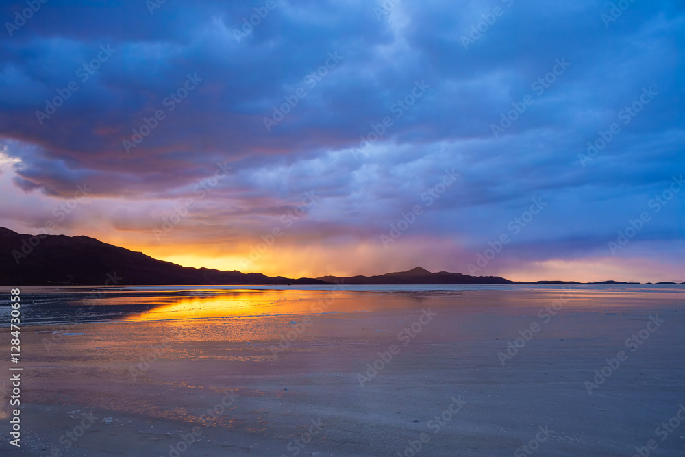 Salt desert Uyuni at sunset, Bolivia Salt desert Uyuni at sunset, Bolivia
