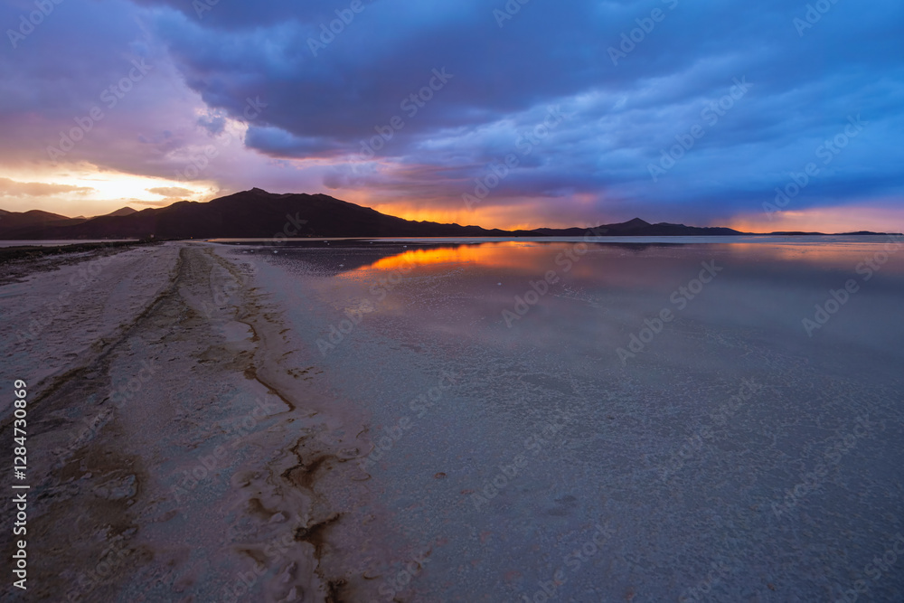 Salt desert Uyuni at sunset, Bolivia Salt desert Uyuni at sunset, Bolivia