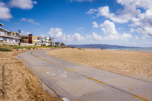 Obraz na płótnie Manhattan Beach with bike path, beach, homes and background of Palos Verdes w salonie