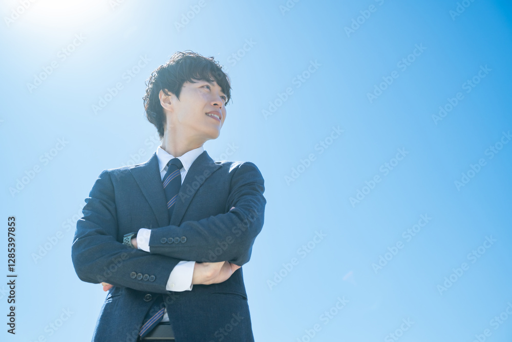 腕組みをするビジネスマン