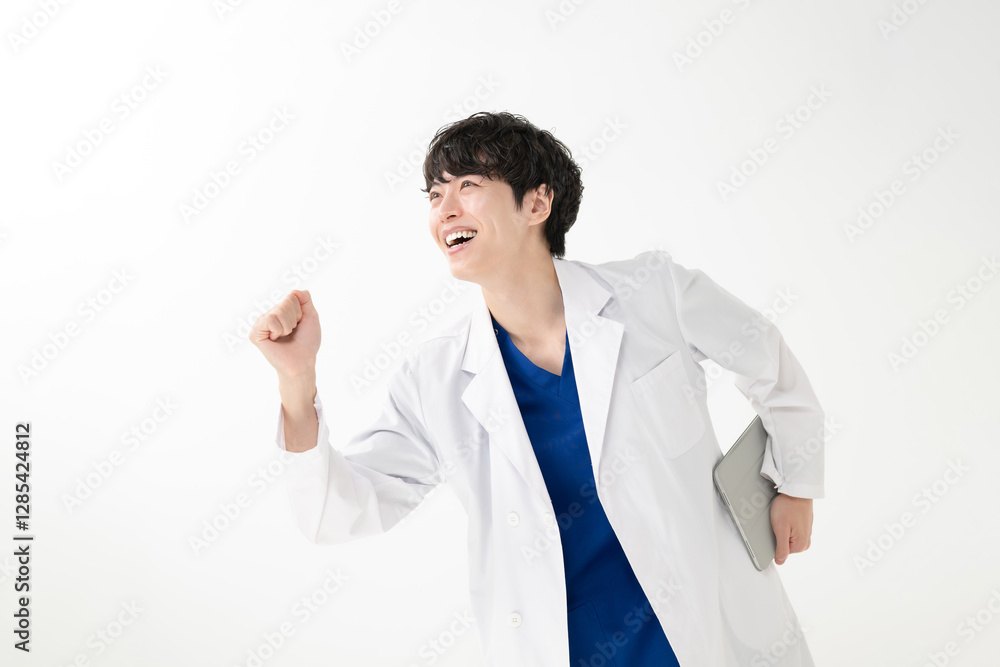 笑顔の男性医師