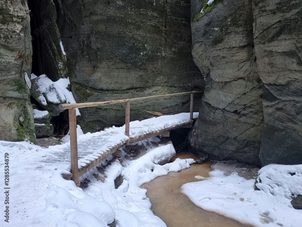 Passage through the gorge and cave in Adrspach-Teplice Rocks
