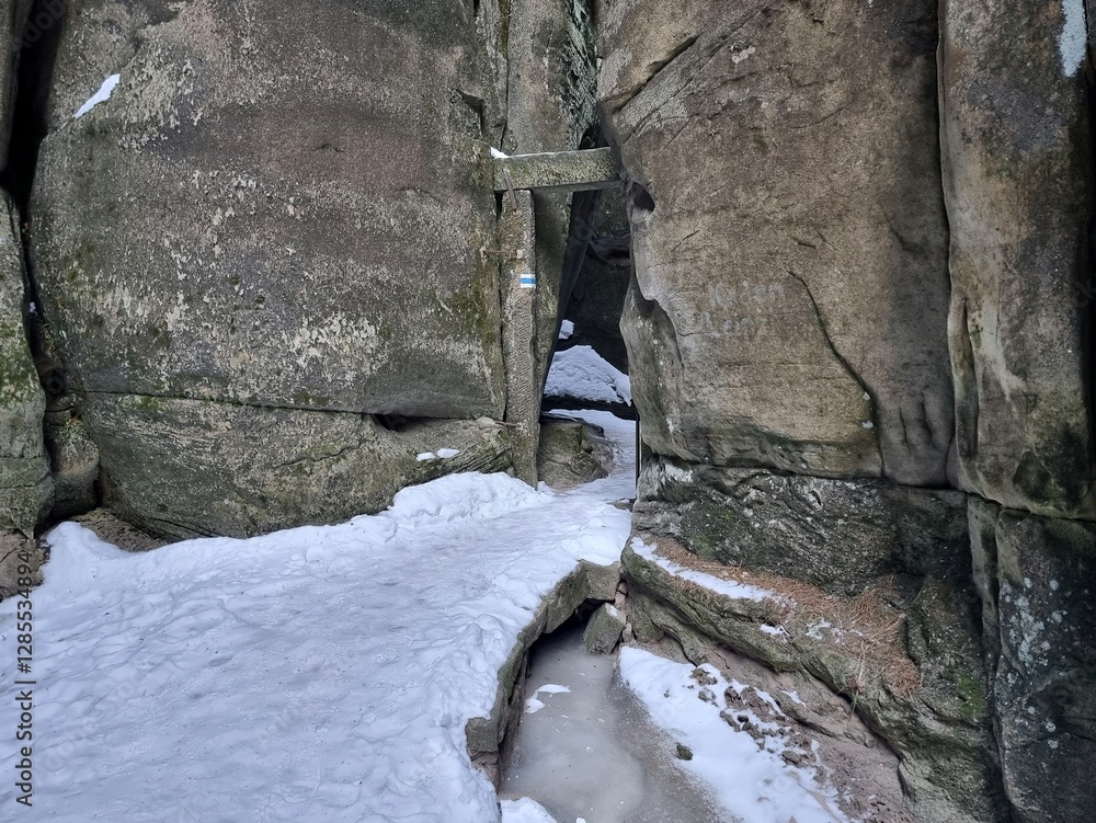 Passage through the gorge and cave in Adrspach-Teplice Rocks