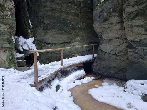 Obraz na płótnie Passage through the gorge and cave in Adrspach-Teplice Rocks w salonie
