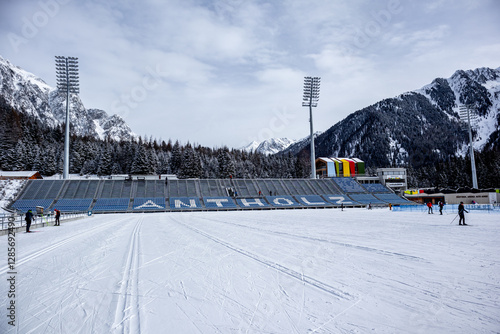Obraz na płótnie Eine Runde Langlaufen in der Südtirol-Arena von Antholz im wunderschönen Antholzer Tal - Südtirol - Italien w salonie