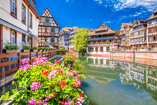 Obraz na płótnie Town of Strasbourg canal and historic architecture in historic Little French quarters w salonie