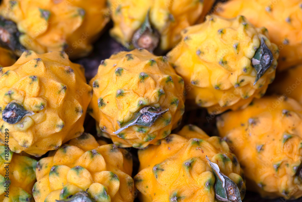 Φωτογραφία Closeup of fresh ripe Yellow Dragon Fruits (Pitaya Amarela) fruits on a market s