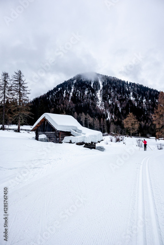 Obraz na płótnie Eine Runde Langlaufen in der Südtirol-Arena von Antholz im wunderschönen Antholzer Tal - Südtirol - Italien w salonie