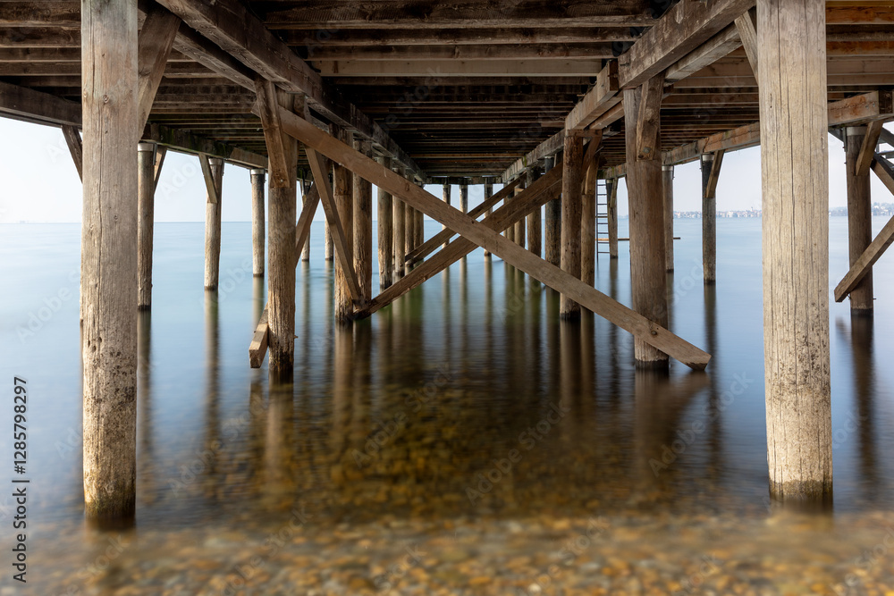 Unterbau einer Badehütte am Bodensee in Lochau, Österreich Unterbau einer Badehütte am Bodensee in Lochau, Österreich