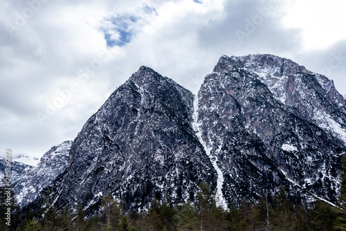 Obraz na płótnie Eine Runde Langlaufen im Naturpark der Drei Zinnen von Toblach zum Dürrensee - Südtirol - Italien w salonie