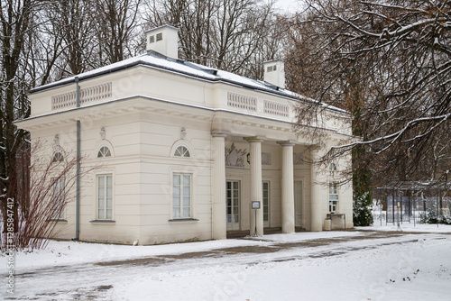 Obraz na płótnie New Guardhouse in Lazienki Park, Warsaw w salonie