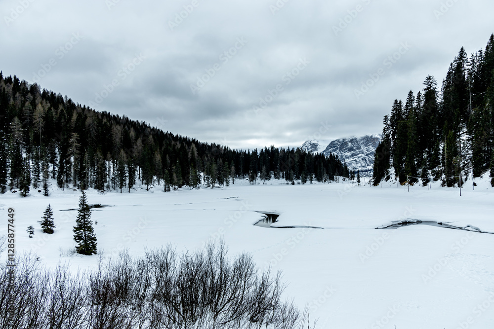 Wanderung rund um den verschneiten Lago di Misurina vor den Toren des Naturparks Drei Zinnen - Südtirol - Italien
