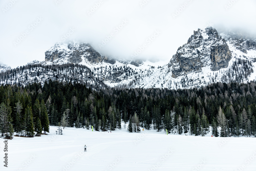 Wanderung rund um den verschneiten Lago di Misurina vor den Toren des Naturparks Drei Zinnen - Südtirol - Italien