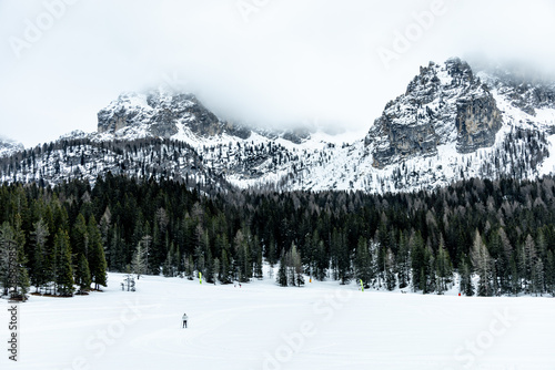 Obraz na płótnie Wanderung rund um den verschneiten Lago di Misurina vor den Toren des Naturparks Drei Zinnen - Südtirol - Italien w salonie