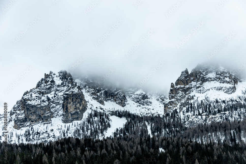 Wanderung rund um den verschneiten Lago di Misurina vor den Toren des Naturparks Drei Zinnen - Südtirol - Italien