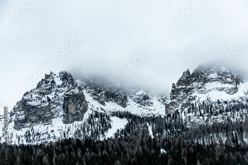Obraz na płótnie Wanderung rund um den verschneiten Lago di Misurina vor den Toren des Naturparks Drei Zinnen - Südtirol - Italien w salonie