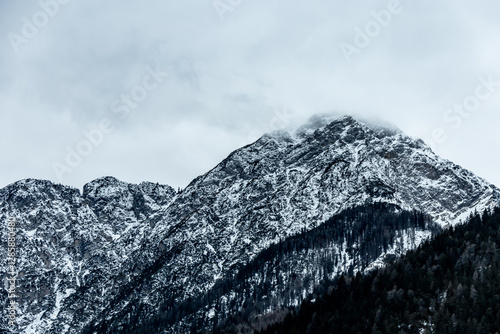 Obraz na płótnie Wanderung rund um den verschneiten Lago di Misurina vor den Toren des Naturparks Drei Zinnen - Südtirol - Italien w salonie