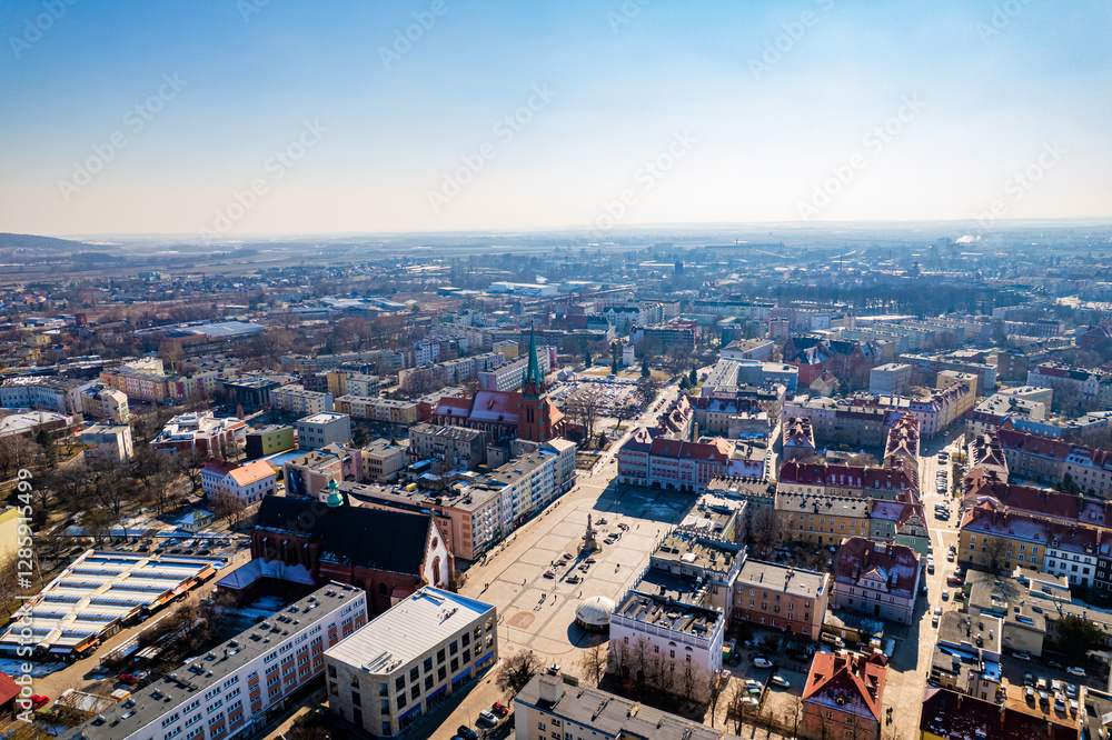 Racibórz miasto na Śląsku w Polsce zimą, panorama z lotu ptaka.