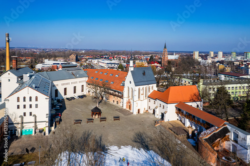 Zamek z dziedzińcem w Raciborzu na Śląsku w Polsce zimą z lotu ptaka