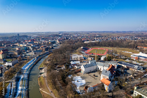 Racibórz miasto na Śląsku w Polsce. Panorama z lotu ptaka w zimie. Rzeka Odra w Raciborzu.