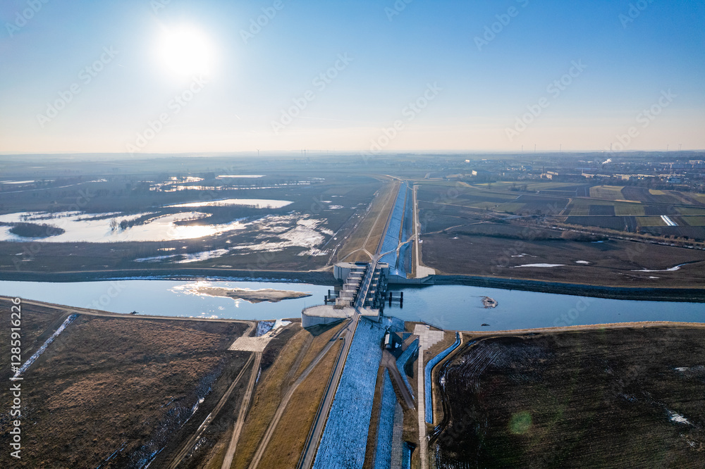 Polder Racibórz, suchy zbiornik przeciwpowodziowy z zaporą spustowo-przelewową. Panorama z lotu ptaka