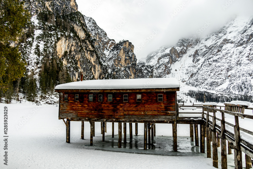 Eine kleine Wanderung auf den verschneiten Pragser Wildsee in den Pragser Dolomiten - Südtirol - Italien