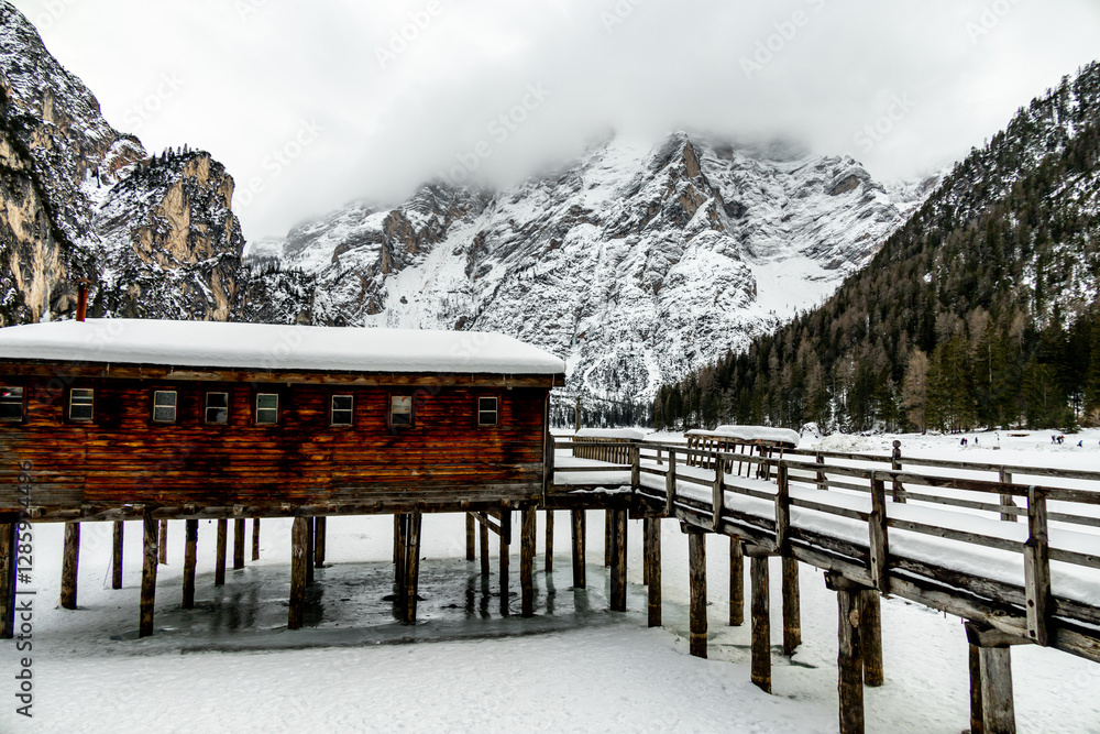 Eine kleine Wanderung auf den verschneiten Pragser Wildsee in den Pragser Dolomiten - Südtirol - Italien