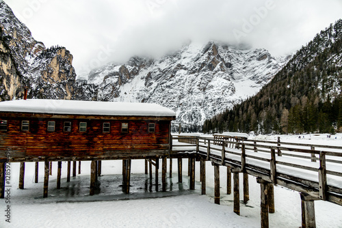Obraz na płótnie Eine kleine Wanderung auf den verschneiten Pragser Wildsee in den Pragser Dolomiten - Südtirol - Italien w salonie