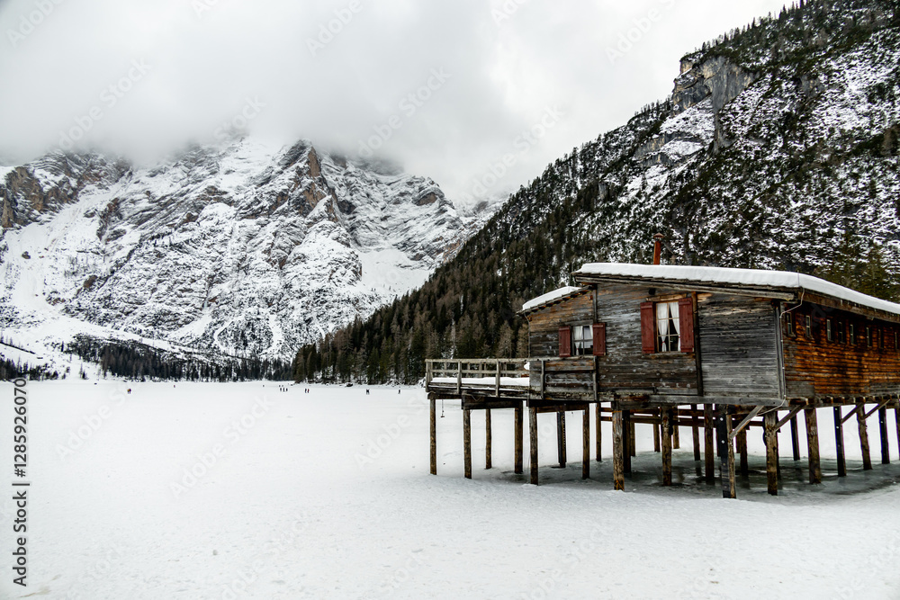 Eine kleine Wanderung auf den verschneiten Pragser Wildsee in den Pragser Dolomiten - Südtirol - Italien