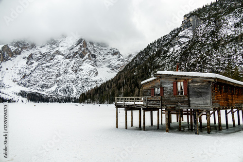 Obraz na płótnie Eine kleine Wanderung auf den verschneiten Pragser Wildsee in den Pragser Dolomiten - Südtirol - Italien w salonie