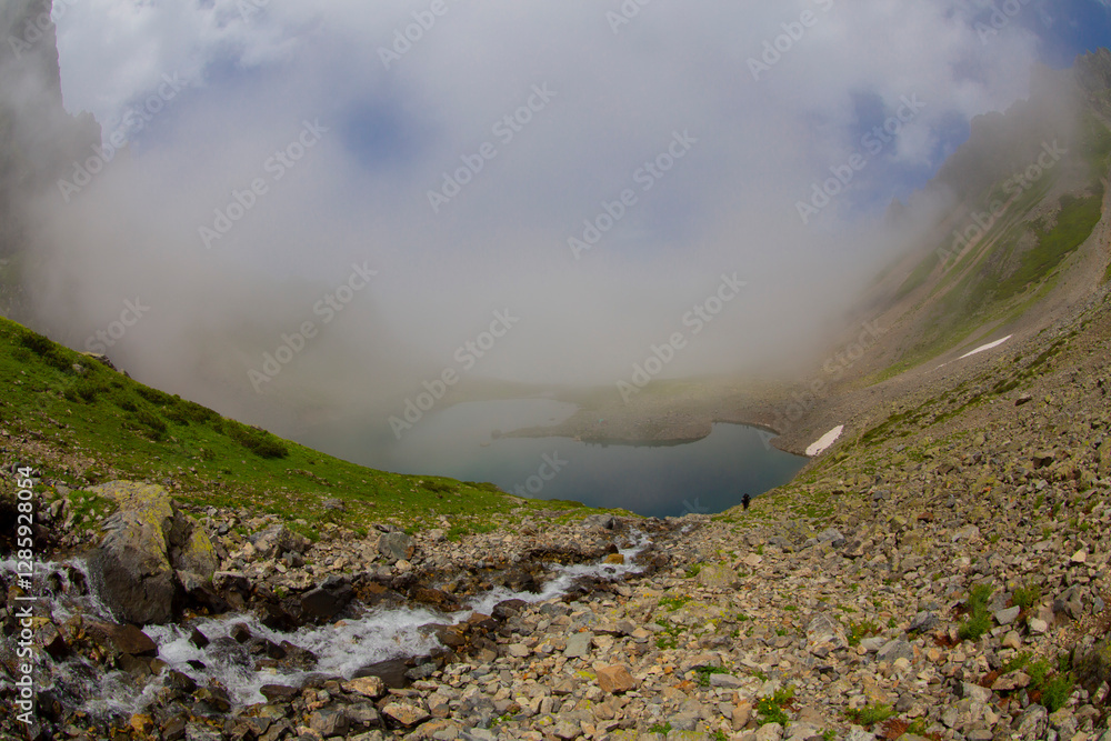 Avusor Lake, located 29 kilometers away from Çamlıhemşin district, welcomes us as a natural wonder. Avusor Lake, located 29 kilometers away from Çamlıhemşin district, welcomes us as a natural wonder.