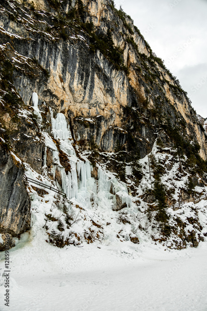 Eine kleine Wanderung auf den verschneiten Pragser Wildsee in den Pragser Dolomiten - Südtirol - Italien
