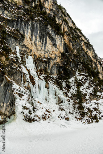 Obraz na płótnie Eine kleine Wanderung auf den verschneiten Pragser Wildsee in den Pragser Dolomiten - Südtirol - Italien w salonie