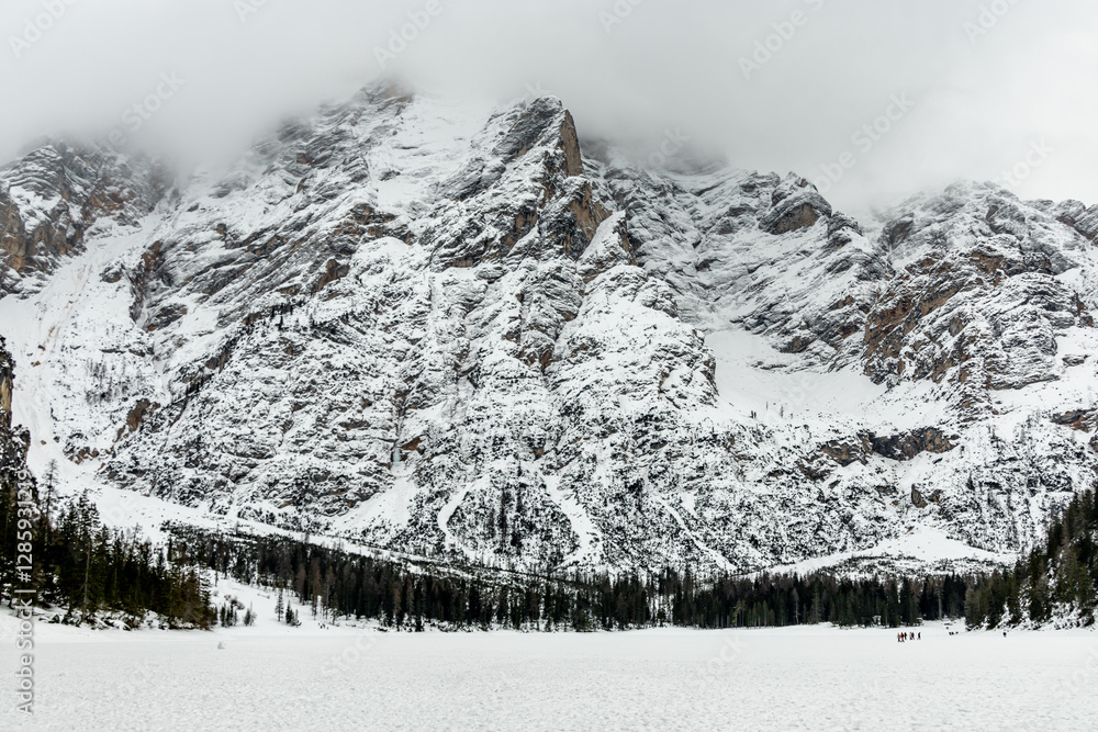 Eine kleine Wanderung auf den verschneiten Pragser Wildsee in den Pragser Dolomiten - Südtirol - Italien